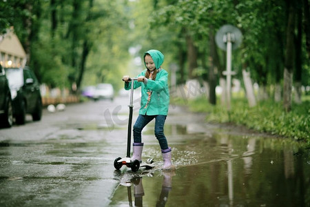 女孩在秋雨中跳进水坑