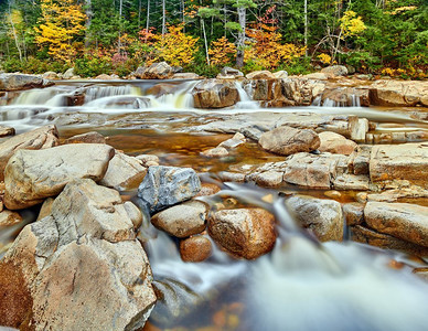 秋天，斯威夫特河瀑布在白山国家森林，新罕布什尔州，美国。秋天在新英格兰。 