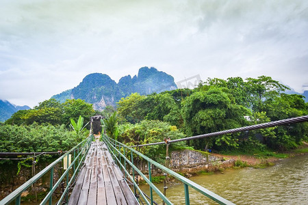 行人更在春山外摄影照片_木吊桥横跨河万荣老挝