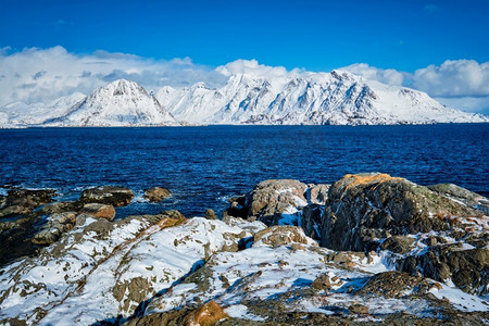 罗弗敦群岛和挪威海在冬季与积雪覆盖的山脉。挪威罗弗敦群岛。罗弗敦群岛和挪威海在冬季，挪威