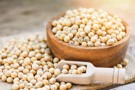 大豆在一个木碗的农产品在袋子背景/干大豆 