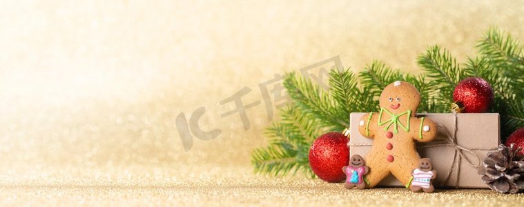 圣诞礼物盒姜饼和装饰在金色闪光背景，复制空间。圣诞礼品盒和装饰