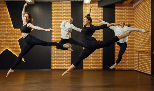 当代舞蹈工作室，表演者在跳跃。在课堂上训练的男女舞者，现代优雅舞蹈，伸展运动，杂技演员