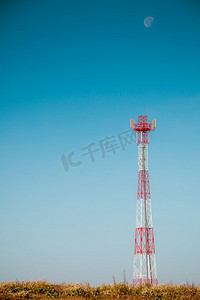 信号站摄影照片_白色和红色信号塔反对明确的蓝天。工业与自然的对比信号塔反对蓝天
