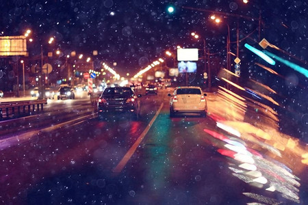 冬日路上的城市灯光，模糊的背景降雪
