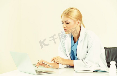 医院或医疗机构的女医生在办公室桌上撰写医疗报告。
