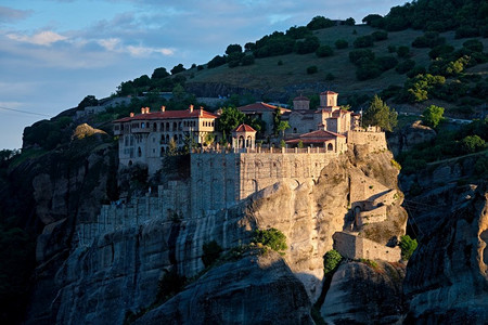 瓦兰修道院著名的希腊旅游目的地迈泰奥拉在希腊的日出。希腊Meteora修道院