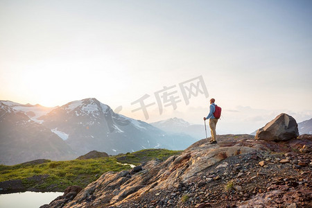 徒步旅行者在加拿大山区。徒步旅行是北美流行的娱乐活动。有很多风景如画的小径。