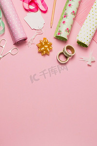 粉色表面排列的材料配件包装礼品