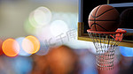 进入篮筐的篮球在五颜六色的体育场光背景美丽的bokeh。体育和竞技游戏概念。3D插图。