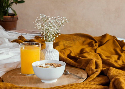 美味的早餐和一碗橙汁
