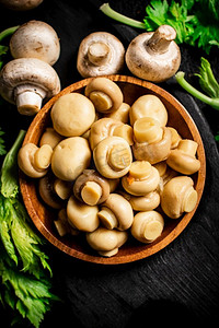 香喷喷的腌蘑菇和蔬菜。黑色背景。高质量的照片。香喷喷的腌蘑菇和蔬菜。 