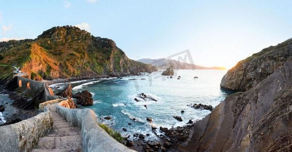 San Juan de Gaztelugatxe，它的中世纪楼梯和桥在日落，巴斯克国家，西班牙。圣胡安德加斯特卢加茨