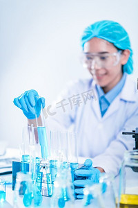 亚洲科学家在实验室，化学实验室进行研究