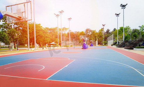 活性碳口罩摄影照片_篮球场运动室外公园/街球 