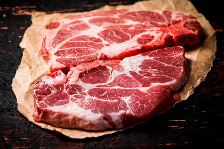 在木砧板上的生猪肉牛排.牛肉梅花肉(生)生肉牛肉.