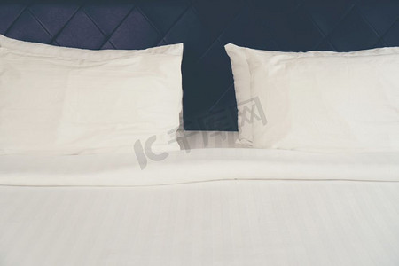 舒适睡眠摄影照片_床和枕头都很干净，很漂亮。