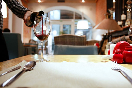 一家法国餐厅内部的红酒