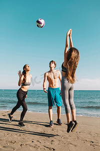 在沙滩上打排球的群友