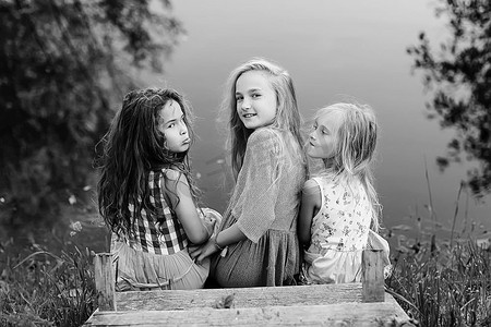 孩子们在大自然的夏天休息，女孩姐妹们在户外玩得开心