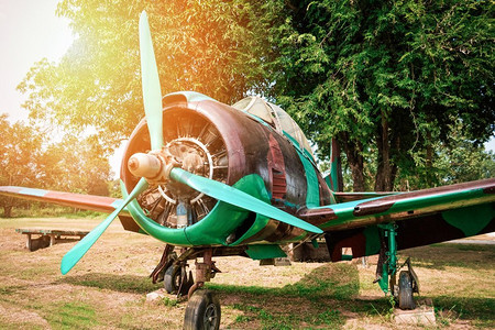 旧军用飞机发动机为二战中的士兵战士在园区/复古航空伪装模式