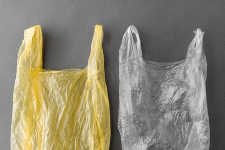 消费主义、循环再造及环保概念—灰底两个即弃胶袋。两个一次性塑料袋