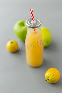 健康饮食，节食和环保概念—可重复使用的玻璃瓶果汁吸管。可重复使用的带吸管的果汁玻璃瓶
