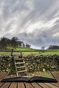 Loughrigg Tarn在英国湖区的美丽景观图像出来的页面在故事书