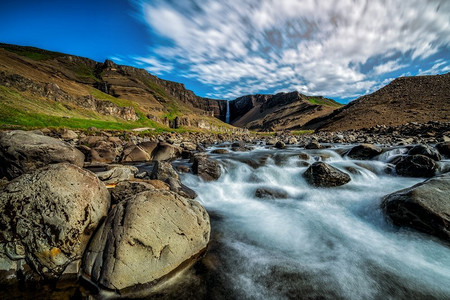 冰岛东部美丽的Hengifoss瀑布自然旅游景观。