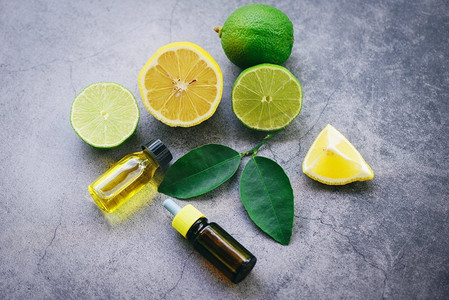 芳香疗法草本油瓶带有柠檬叶子的芳香和蜡烛配方的草药/精油