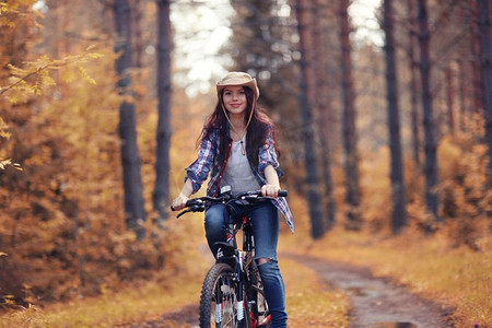 青少年女孩自行车森林印度夏季