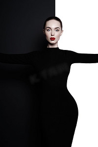 时尚艺术工作室肖像优雅的妇女在几何黑白背景