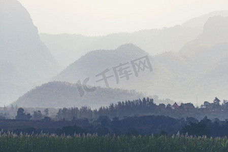 橙色和黄色的日落与山的剪影。渐变生动的自然背景