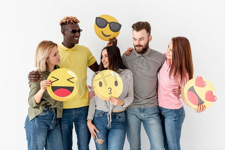 emoji委屈摄影照片_用emoji将年轻朋友群在一起