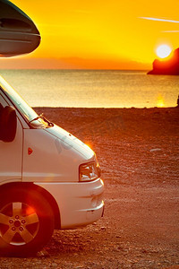 旅游度假和旅行。露营车在自然在日出在海面，希腊伯罗奔尼撒露营车对自然在日出。旅行
