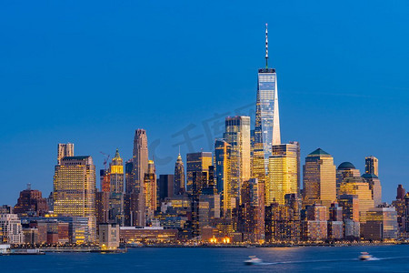 纽约市曼哈顿地平线城市风景鸟瞰图在黄昏从新泽西。 