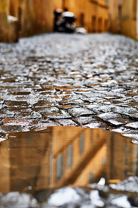 鹅卵石砖铺湿街道在罗马，意大利
