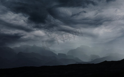 魔法山摄影照片_夏天的雨在山上。戏剧性的云和山的轮廓。