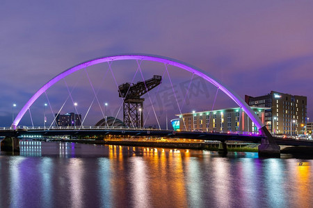 克莱德弧桥沿着河克莱德日落黄昏在格拉斯哥市苏格兰英国。