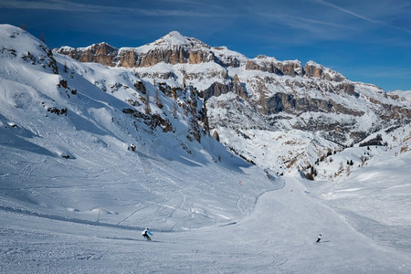 阿拉泰摄影照片_一个滑雪胜地滑雪道的看法与人们滑雪在多洛米蒂在意大利。滑雪区Arabba。意大利阿拉巴。滑雪胜地在多洛米蒂，意大利