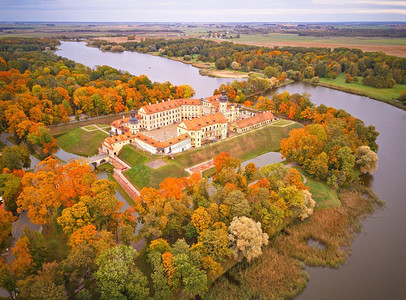 秋天鸟瞰中世纪城堡在内斯维什。尼亚斯维日古镇的七彩枫树公园。明斯克地区