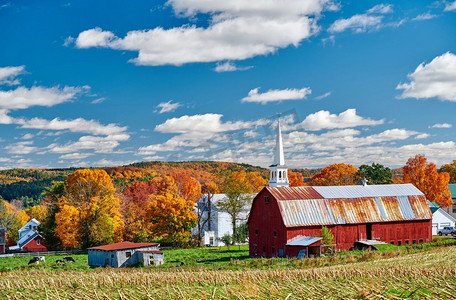 红色佛摄影照片_公理会教堂和农场与红色谷仓在阳光明媚的秋天一天，佛蒙特州，美国