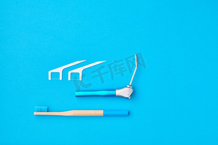 牙科医生工具在蓝色背景顶视图复制空间平躺。牙齿护理，牙齿卫生和健康概念。 