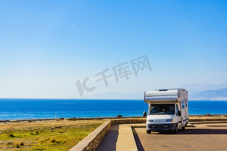 大篷车房车露营在地中海海岸在西班牙。假日旅行在移动的家。西班牙海岸露营车