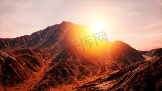灰尘的旅行摄影照片_阳光照耀着山谷中的群山。阳光照耀山谷中的群山