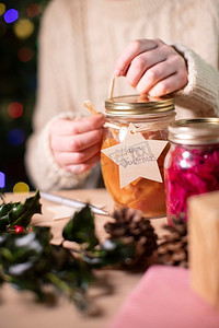 把可重复使用的木制礼品标签自制的果酱罐子生态友好的圣诞礼物