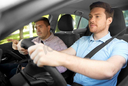 驾驶员课程和人的概念—汽车驾驶学校教练教年轻人驾驶。汽车驾驶学校讲师教男司机