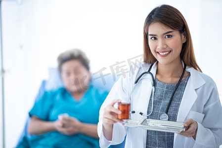 医生确保她的病人服药人物特写美女