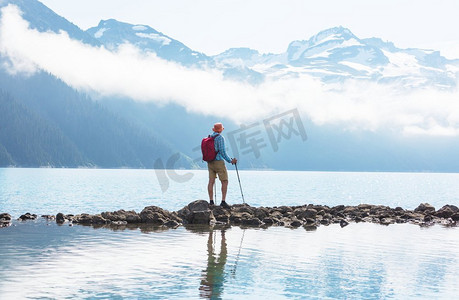 惠斯勒摄影照片_徒步旅行到加拿大不列颠哥伦比亚省惠斯勒附近风景如画的加里波尔迪湖碧绿的湖水中。不列颠哥伦比亚省非常受欢迎的徒步旅行目的地。