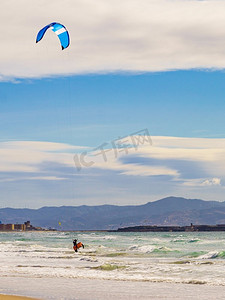 风筝冲浪风筝冲浪者在冲浪。体育活动。风筝冲浪行动..风筝冲浪者骑浪。风筝冲浪运动。